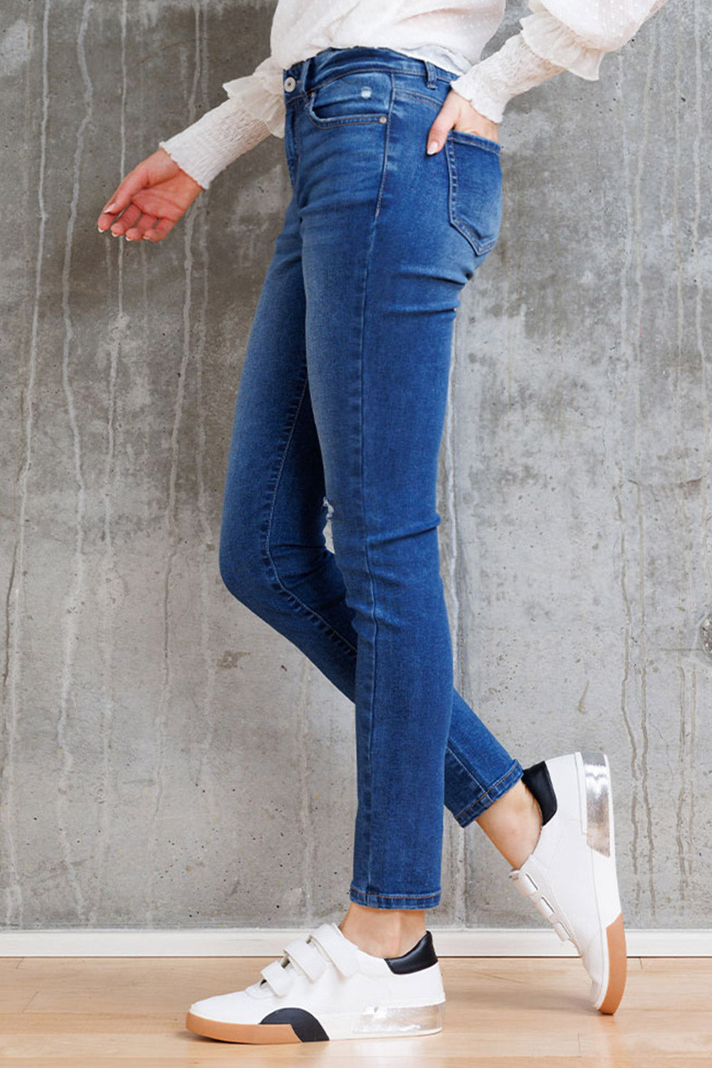 Women's blue skinny pants jeans for a stylish casual look