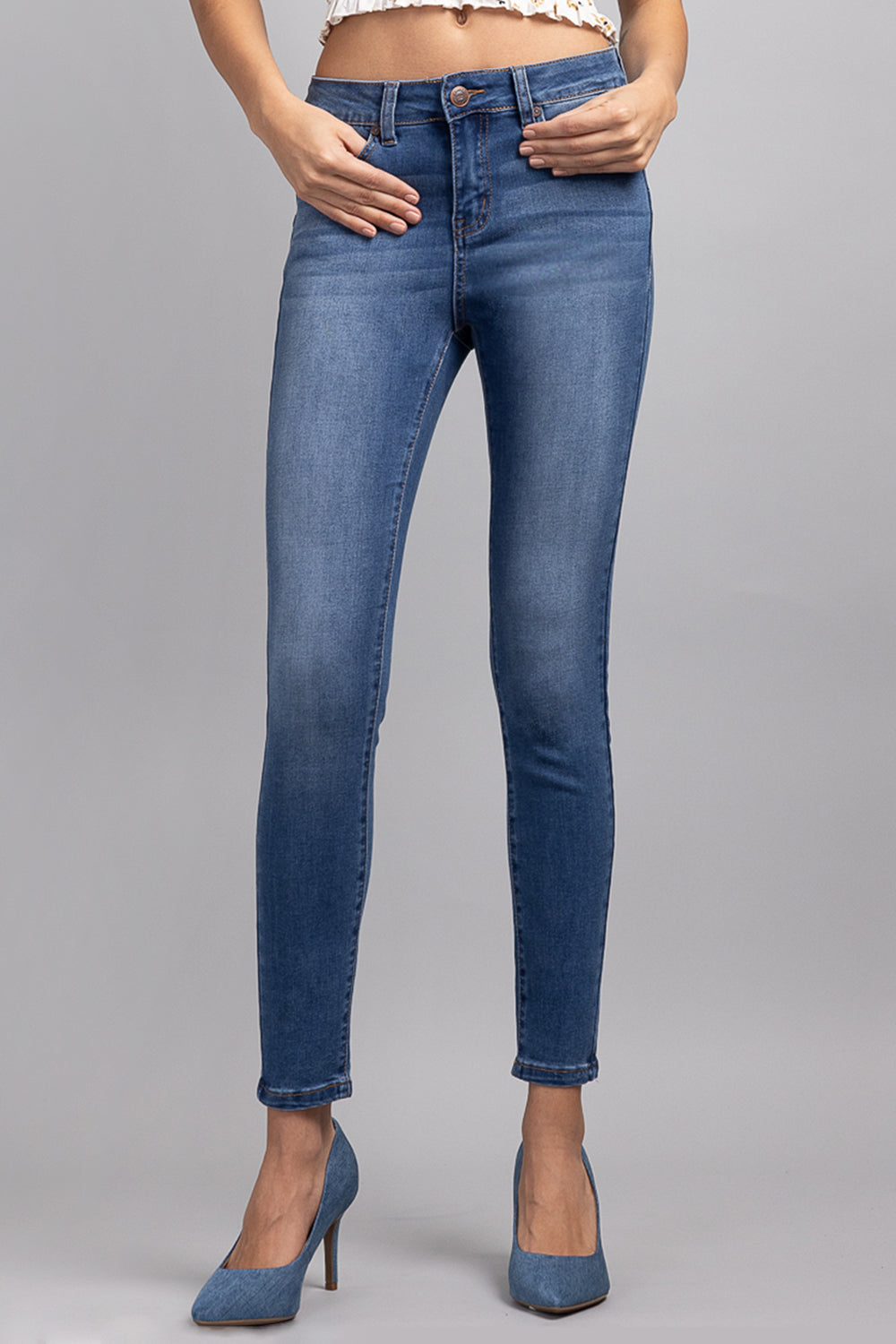 Women's blue skinny pants jeans made of stretchy denim for everyday wear