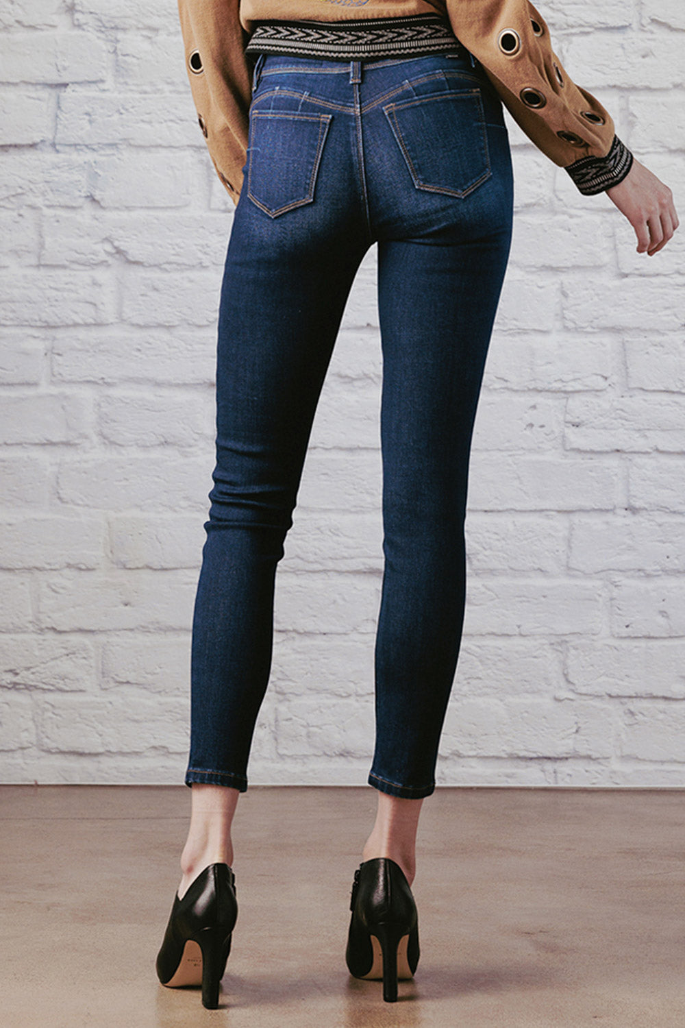 Women's dark blue skinny pants jeans with a form-fitting design