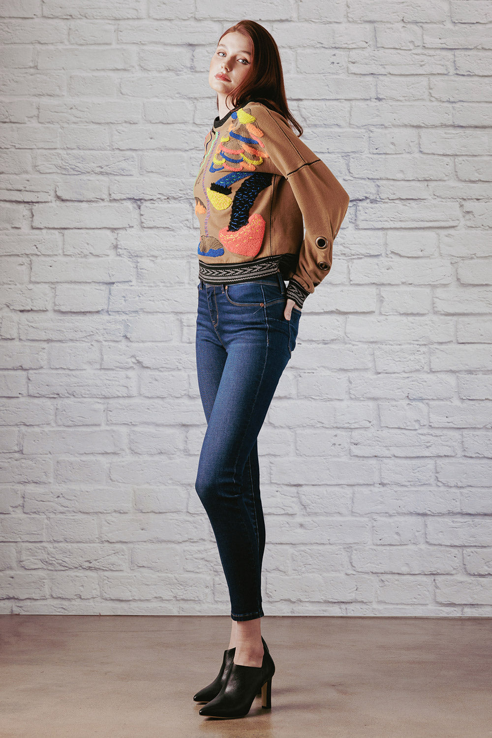 Women's skinny pants jeans in dark wash, perfect for casual outings