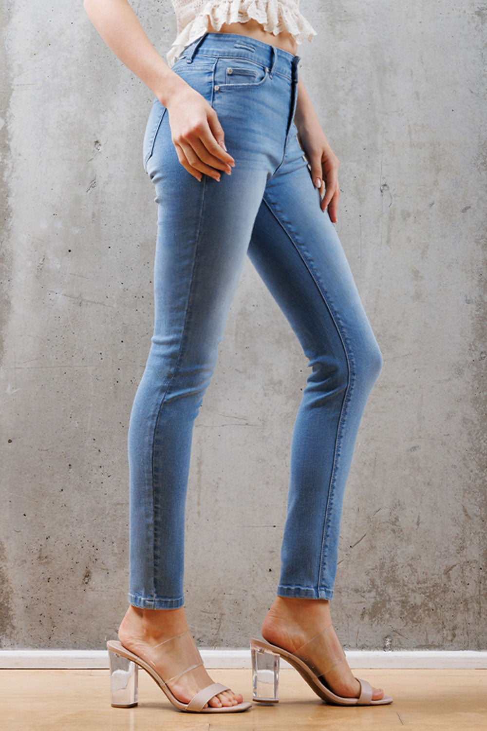 Women's light blue skinny pants jeans, perfect for casual outings