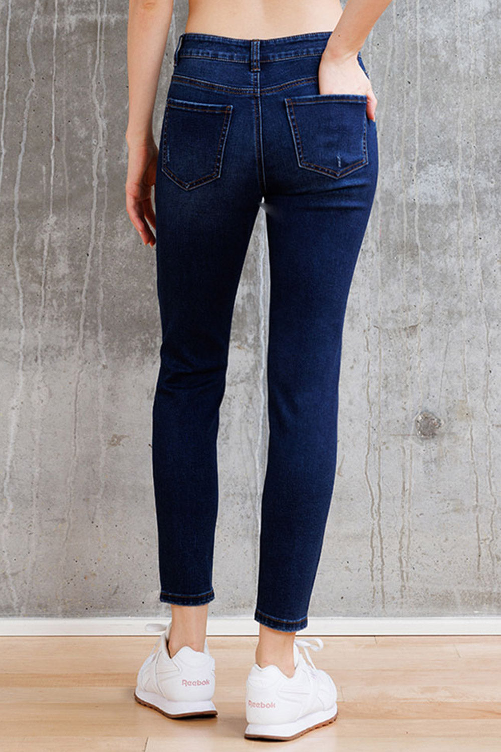 Women's skinny pants jeans in dark blue denim for casual wear