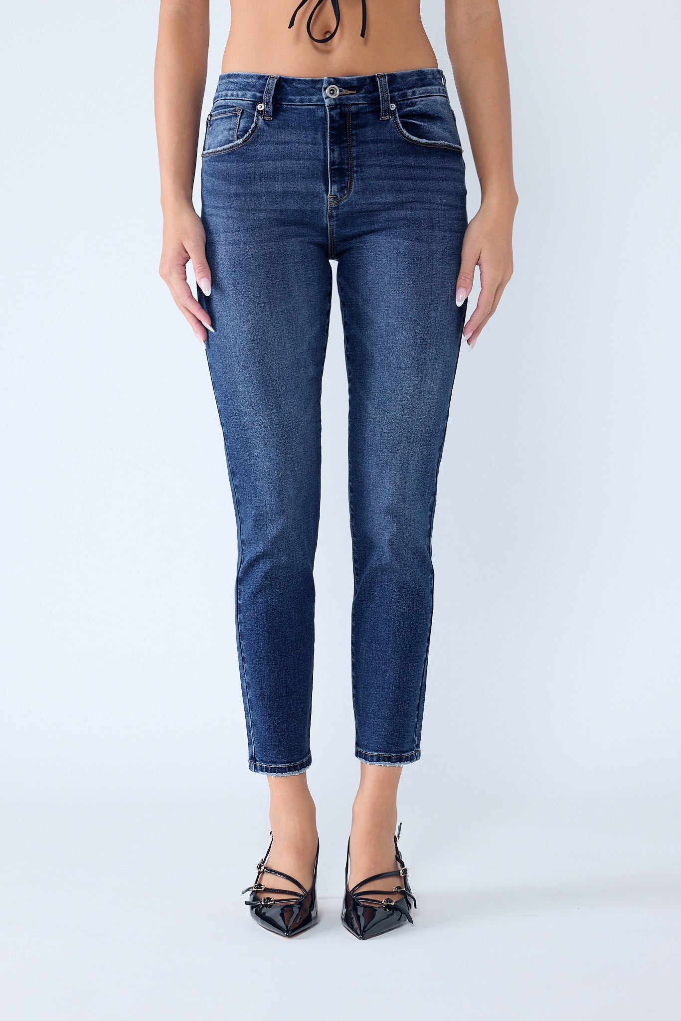 Women's skinny pants jeans in dark wash, perfect for casual outings
