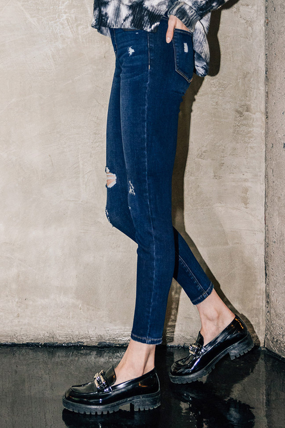 Women's distressed skinny pants jeans in dark wash for casual styling