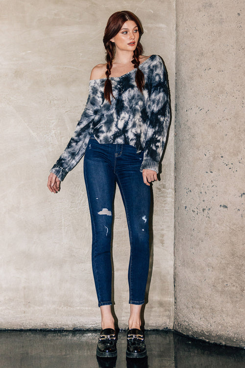 Women's dark wash skinny pants jeans with distressed details and side pockets