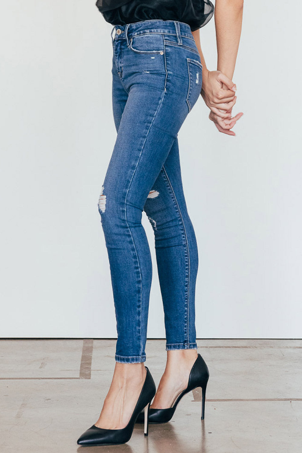 Women's blue skinny pants jeans made of soft denim, perfect for casual wear