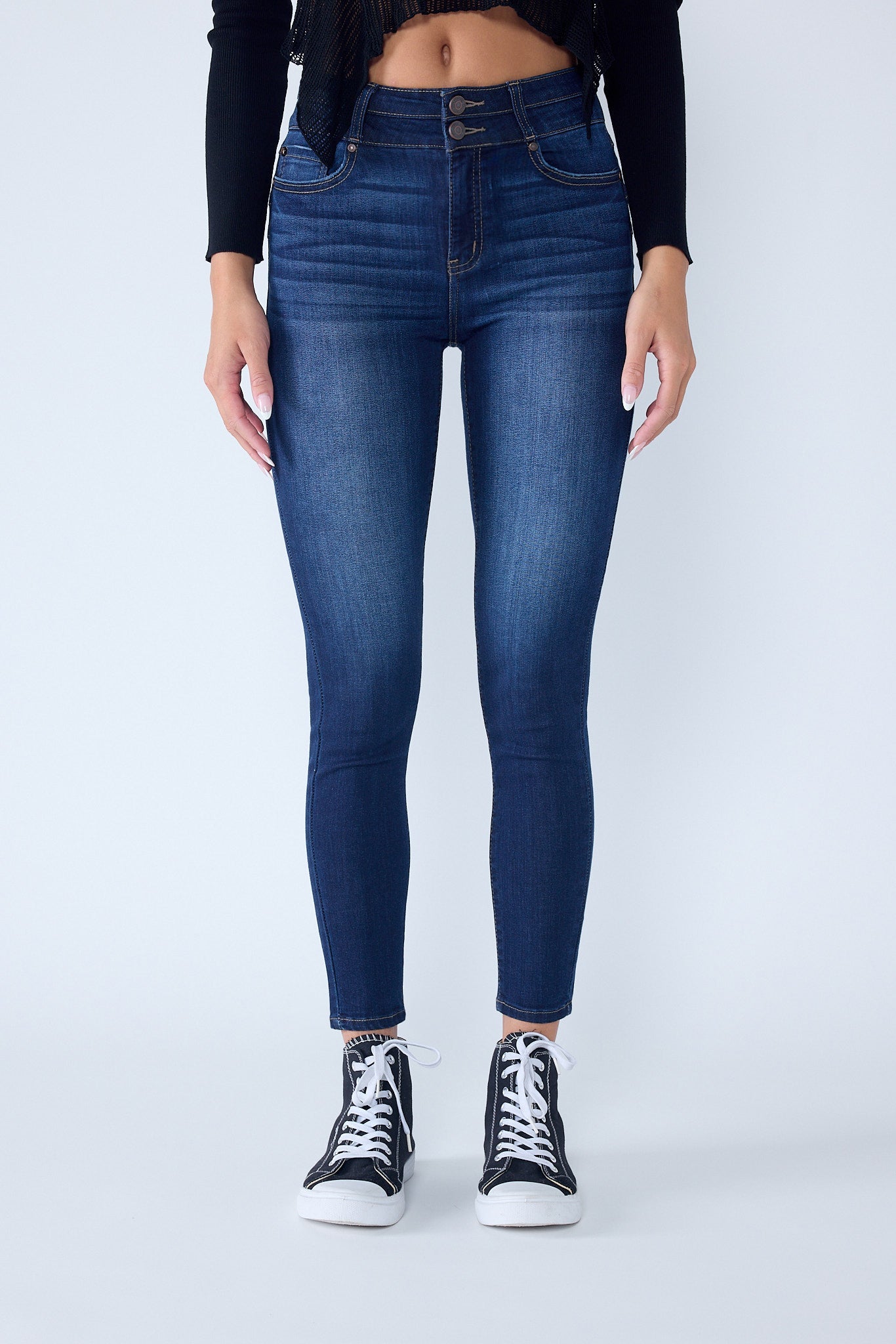 Women's skinny pants jeans in dark blue, perfect for casual outings
