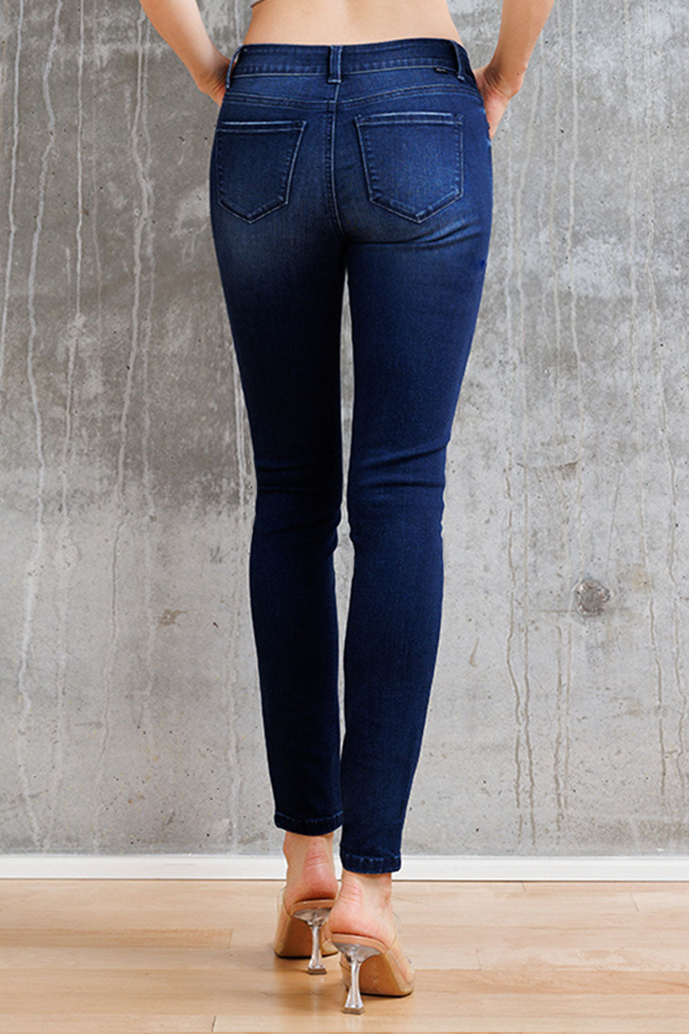 Women's dark blue skinny pants jeans, perfect for casual outings