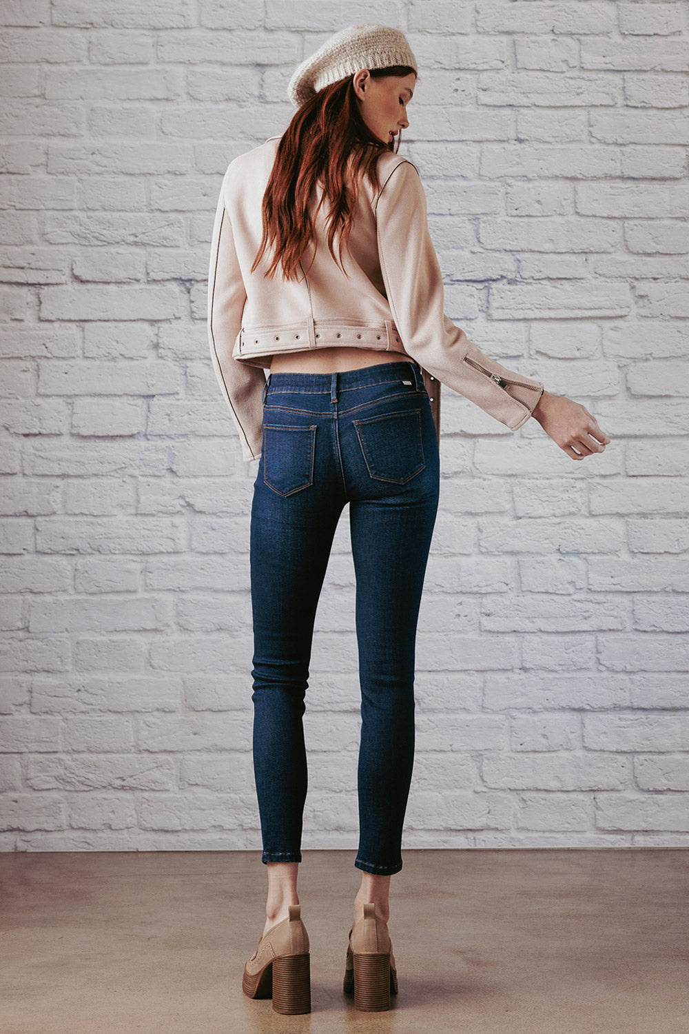 Women's skinny pants jeans in dark wash, perfect for casual outings