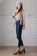 Women's skinny pants jeans in dark denim, perfect for casual outings