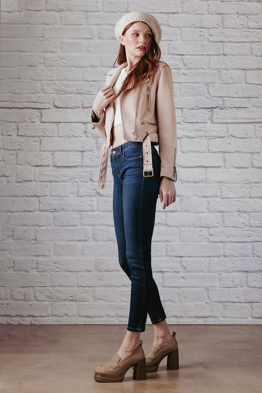 Women's skinny pants jeans in dark denim, perfect for casual outings