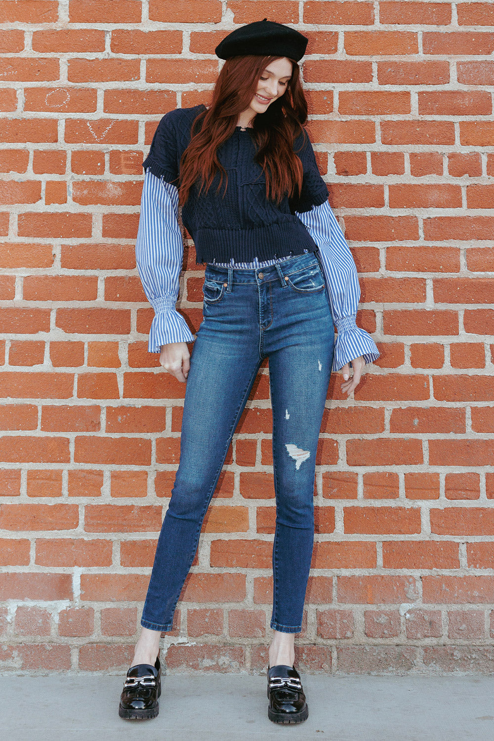 Women's skinny pants jeans in dark blue denim, perfect for casual outings