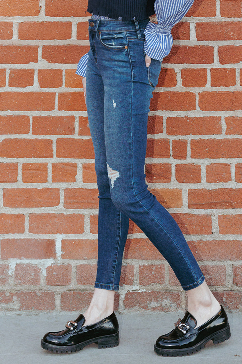 Women's distressed dark blue skinny pants jeans for casual wear