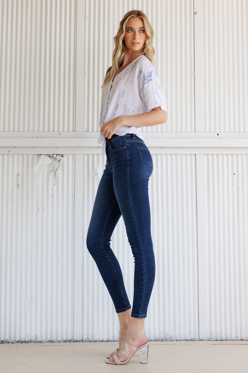 Women's dark blue skinny pants jeans for a stylish casual look