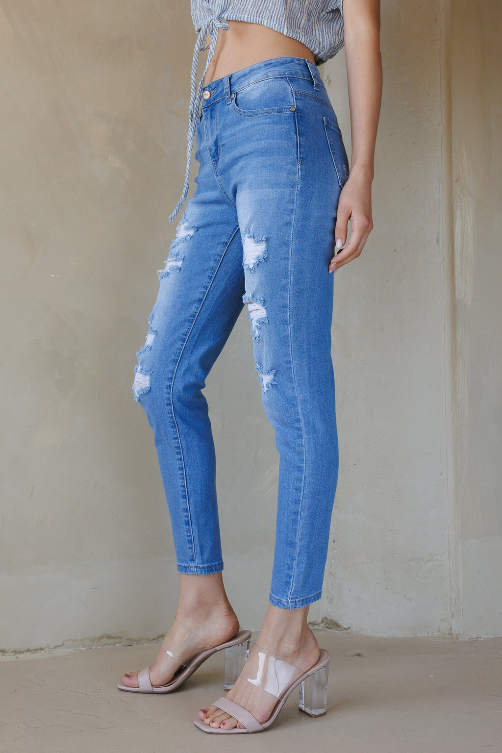 Women's light blue skinny pants jeans with distressed details for casual wear