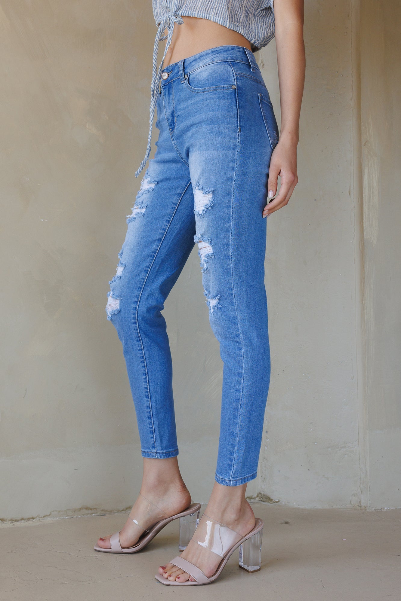 Women's light blue skinny pants jeans with distressed details for casual wear