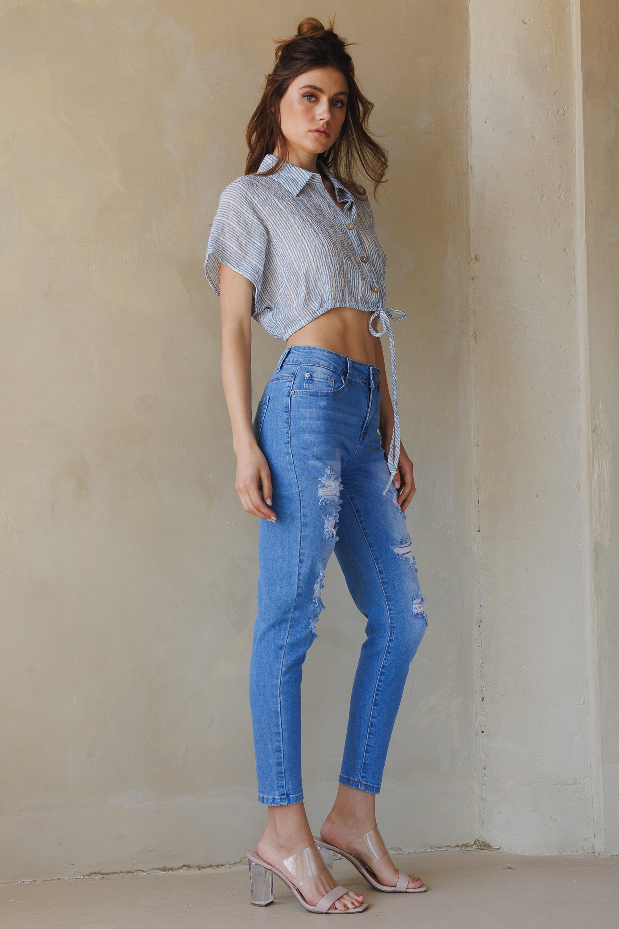 Women's blue skinny pants jeans with distressed details for casual wear