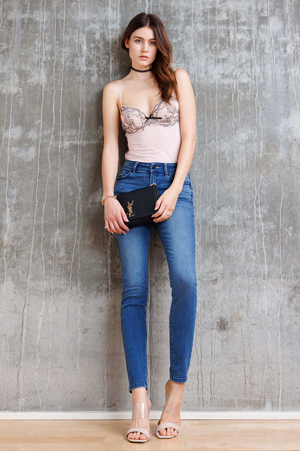 Women's skinny pants jeans in dark blue, perfect for casual outings