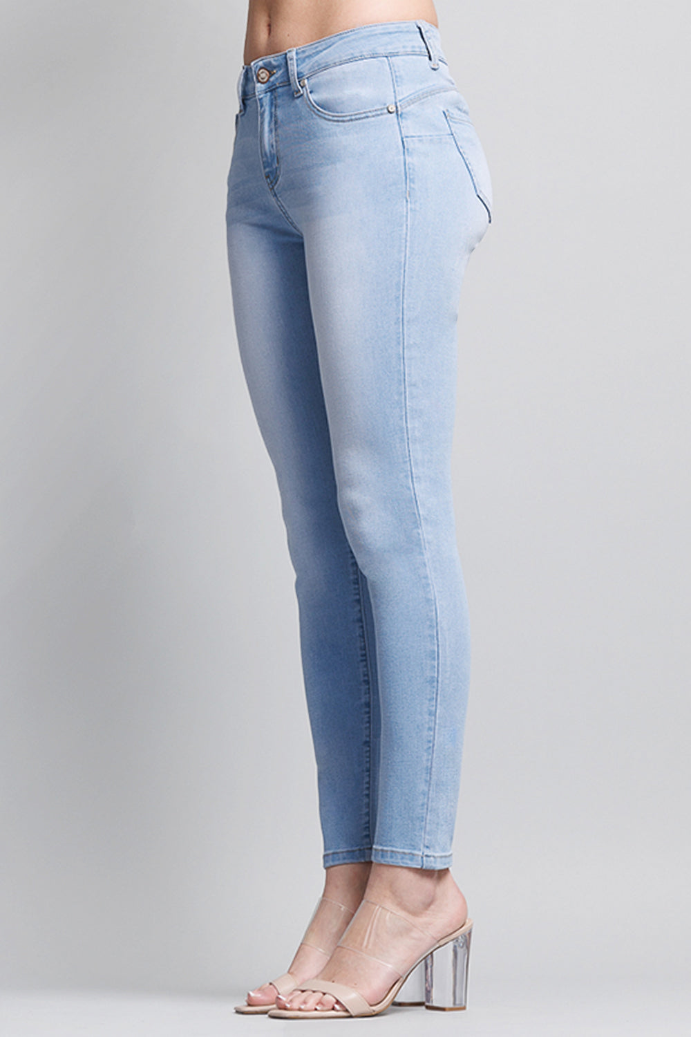 Light wash women's skinny pants jeans for casual outings
