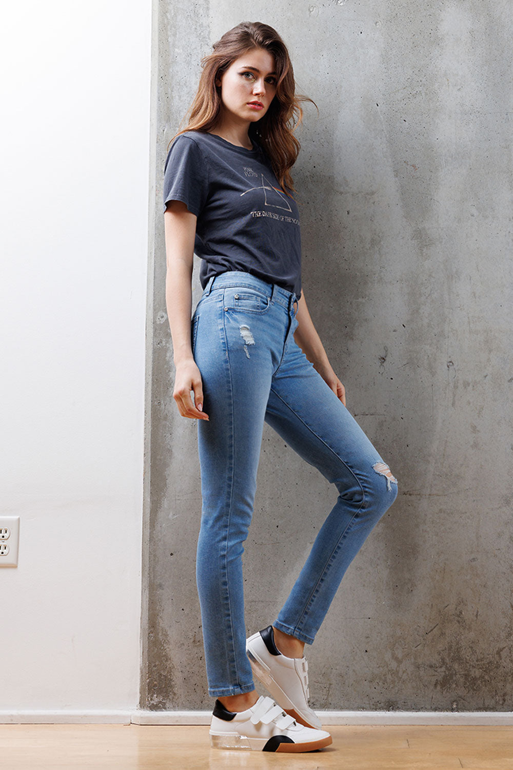 Women's light blue skinny pants jeans with distressed details for casual wear