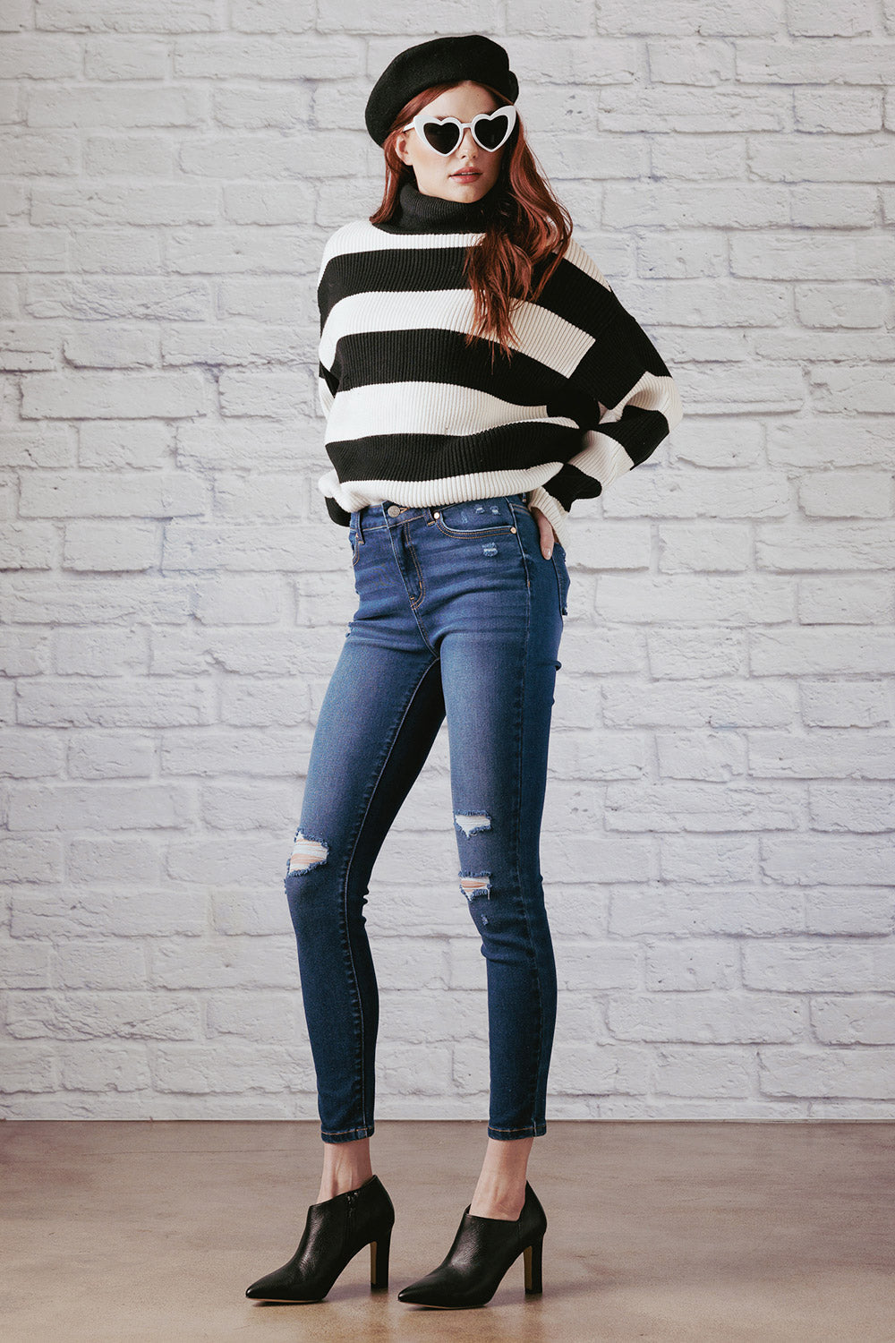 Women's skinny pants jeans, dark blue denim, stylish fit for casual outings