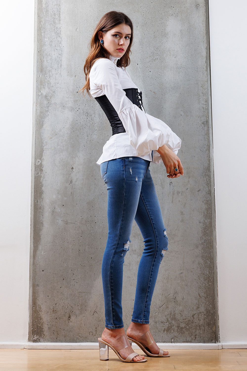 Women's skinny pants jeans in blue with distressed detailing