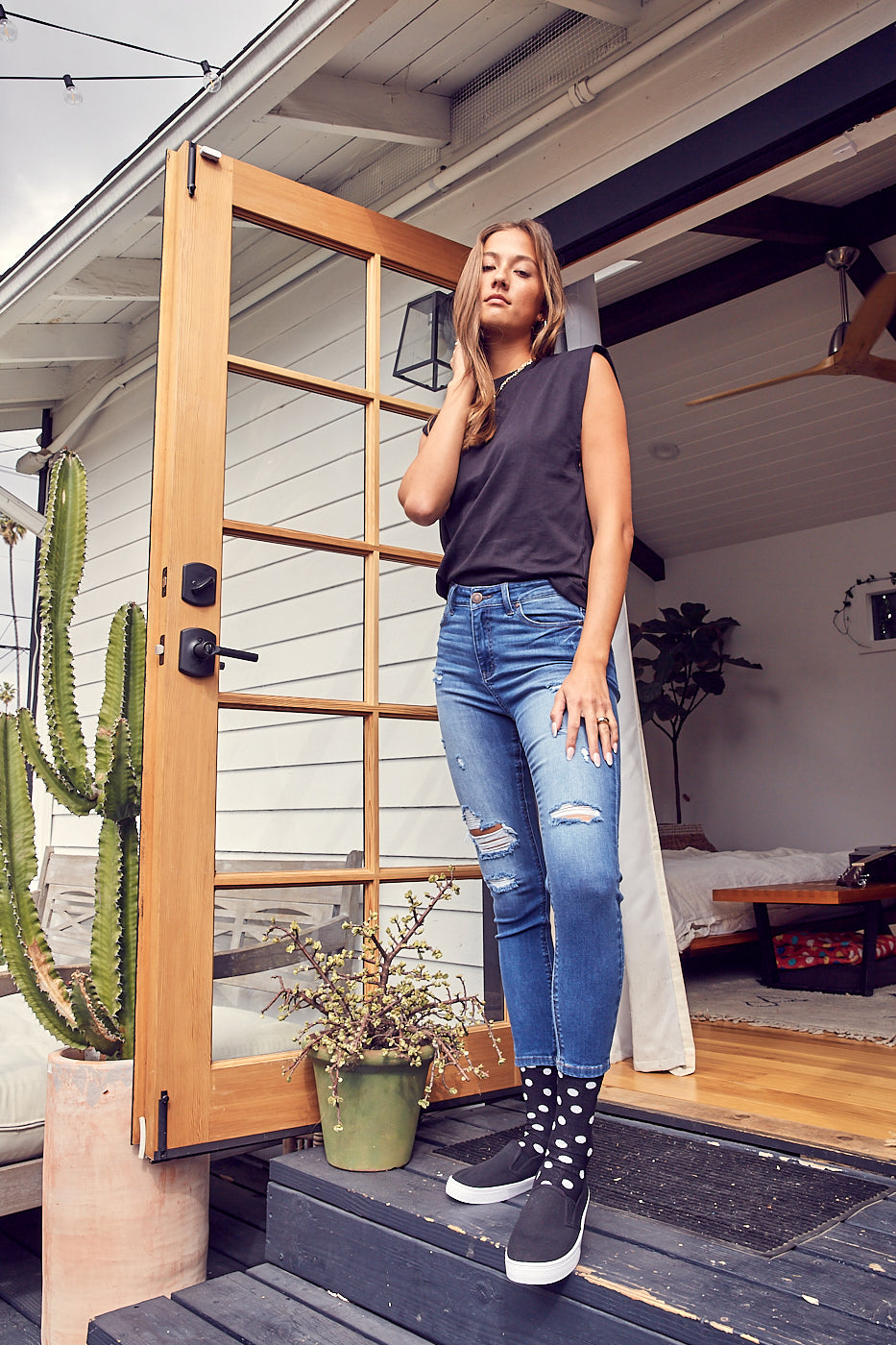 Women's skinny pants jeans in medium wash with distressed details