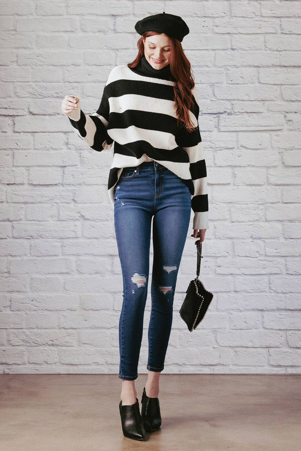 Women's distressed skinny pants jeans in dark blue, perfect for casual outings