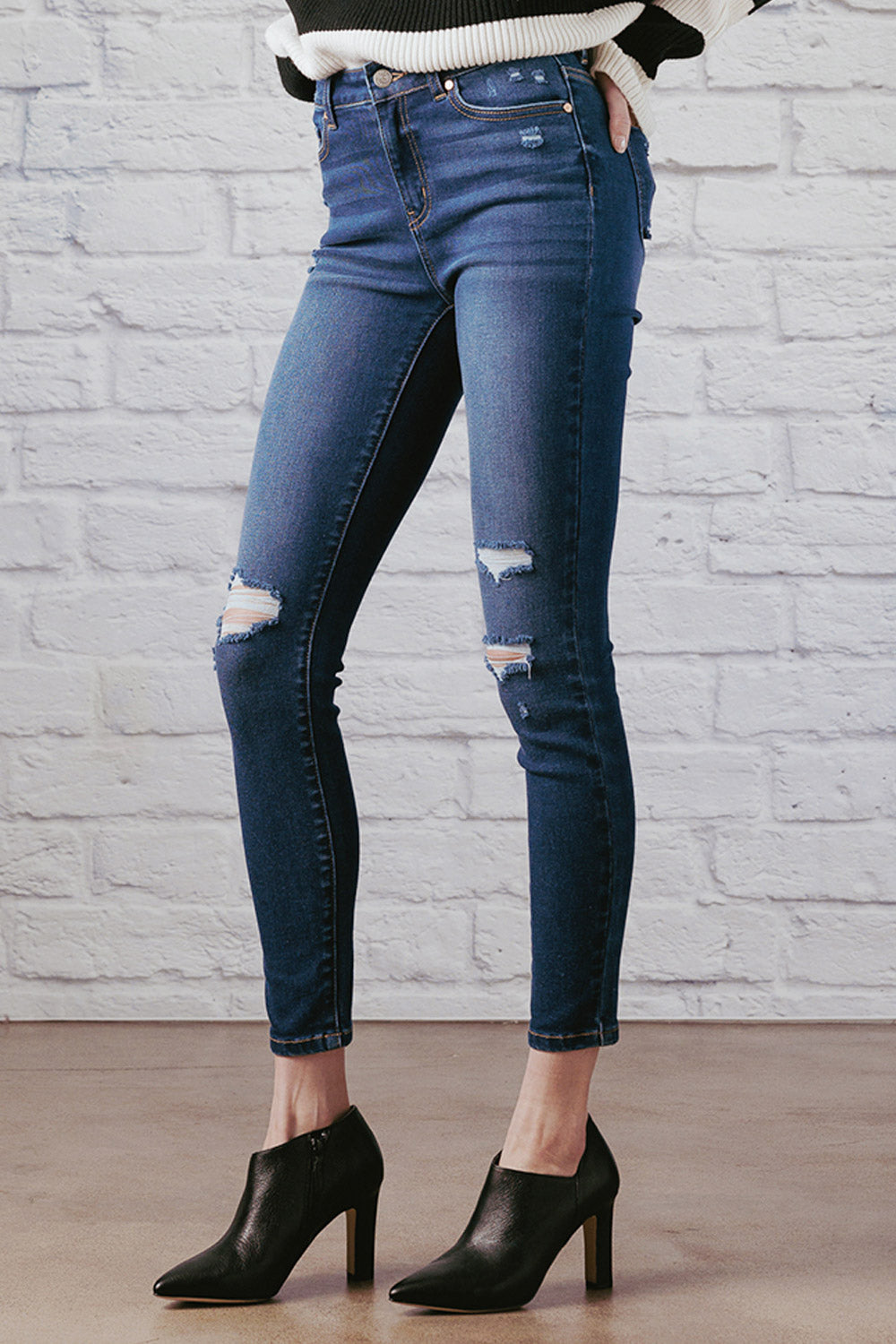 Shop ENJEAN women's skinny pants jeans with distressed detailing, perfect for casual outings