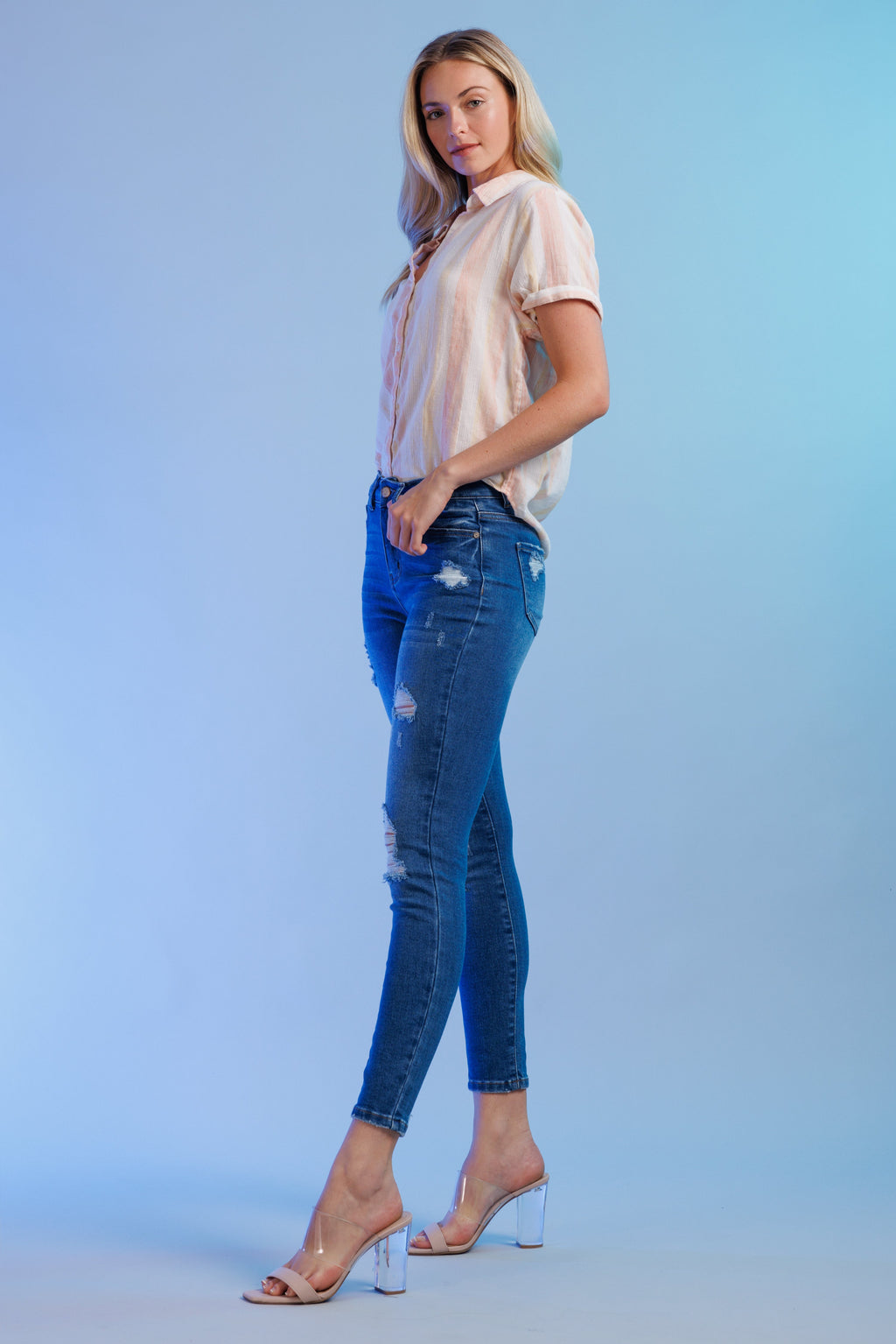 Women's skinny pants jeans in blue denim, perfect for casual outings