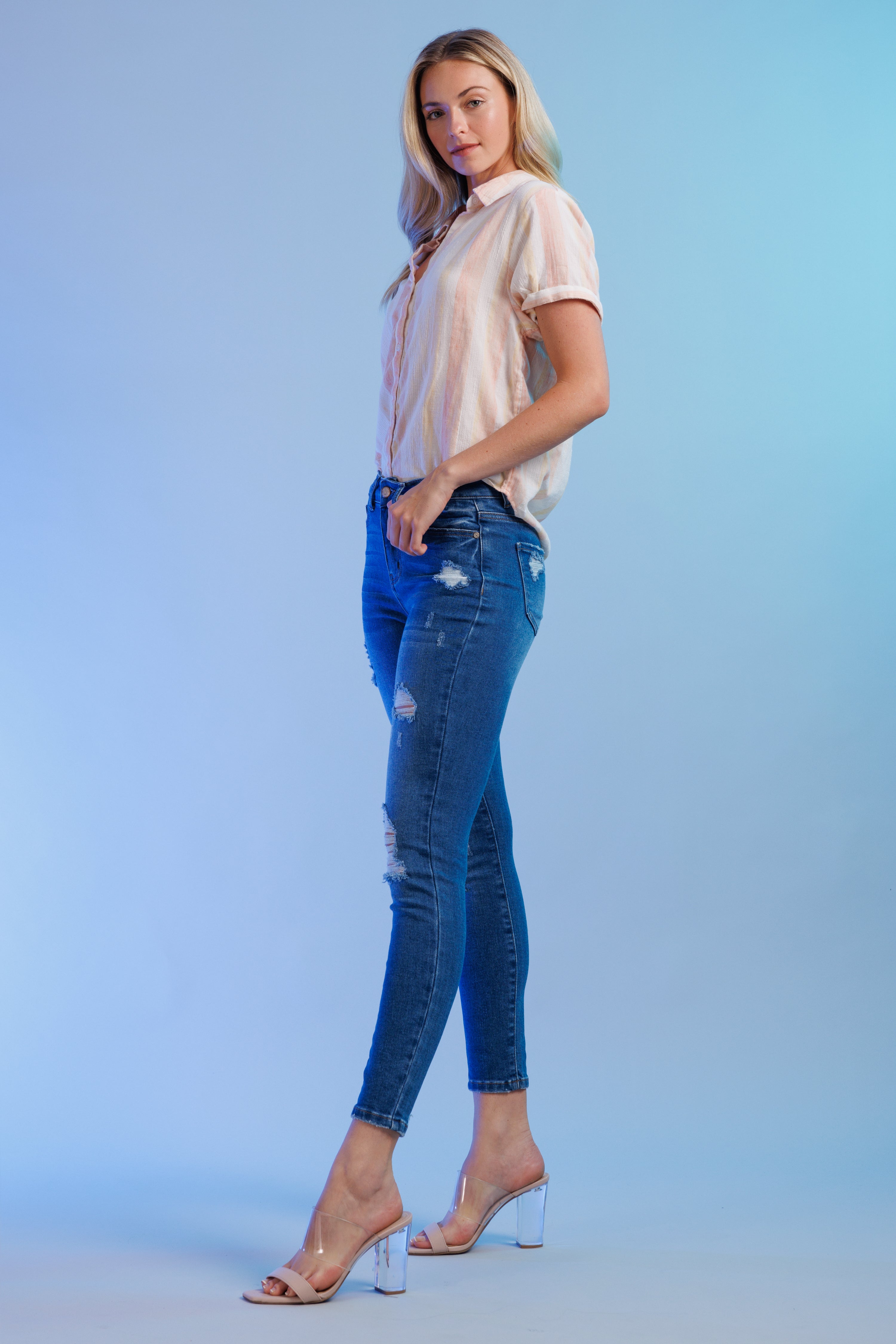 Women's skinny pants jeans in blue denim, perfect for casual outings