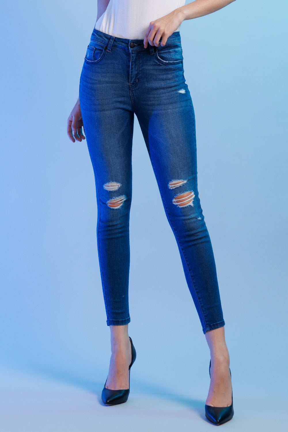 Women's distressed skinny pants jeans in blue denim for casual wear