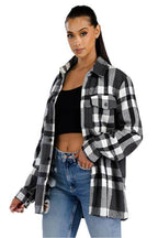 WEIV soft plaid shacket for women in black and white with a relaxed fit and front pockets
