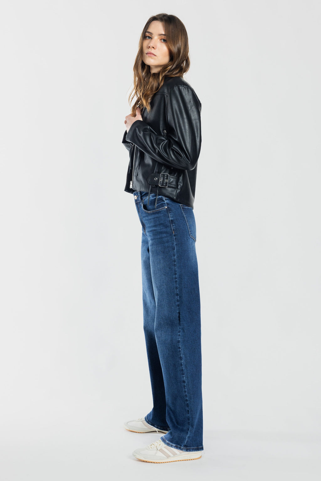 Women's straight leg blue jeans, stylish fit for everyday wear