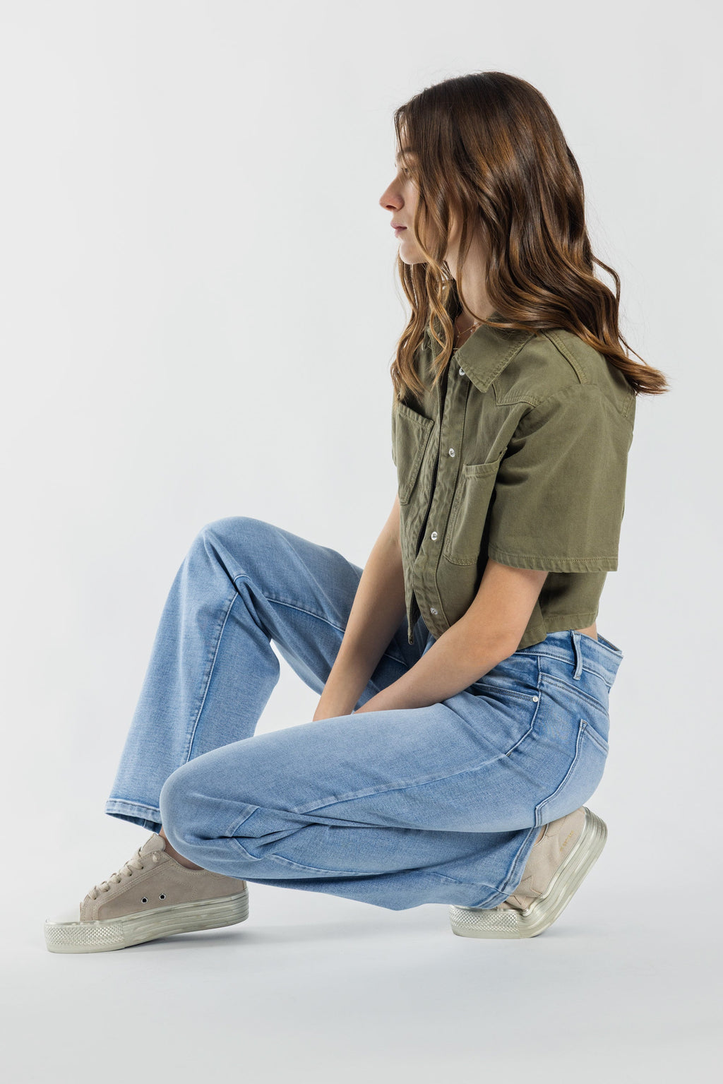 Women's straight leg blue jeans for casual outings with a stylish top