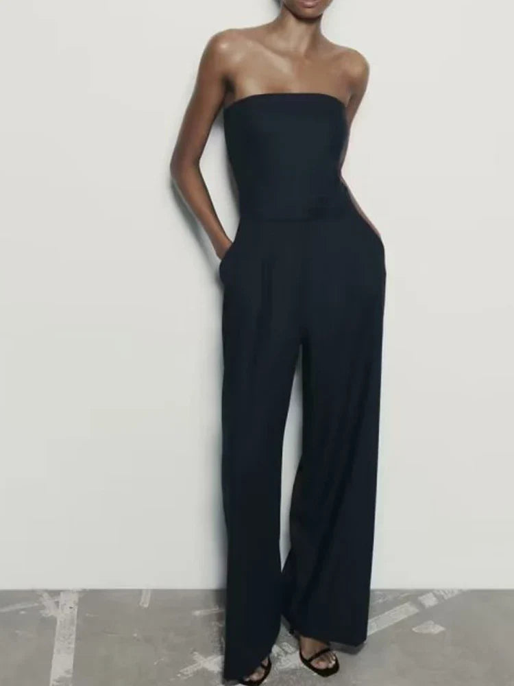 Elegant strapless jumpsuit for women in black with wide-leg design and side pockets