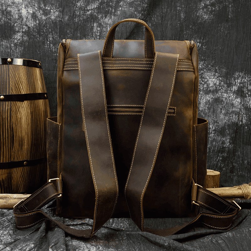 Stylish duffel bag for vacation in brown leather with padded straps and spacious compartments