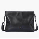 Stylish travel bag for men in black leather with adjustable shoulder strap and sleek design