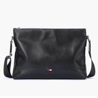 Stylish travel bag for men in black leather with adjustable shoulder strap and sleek design
