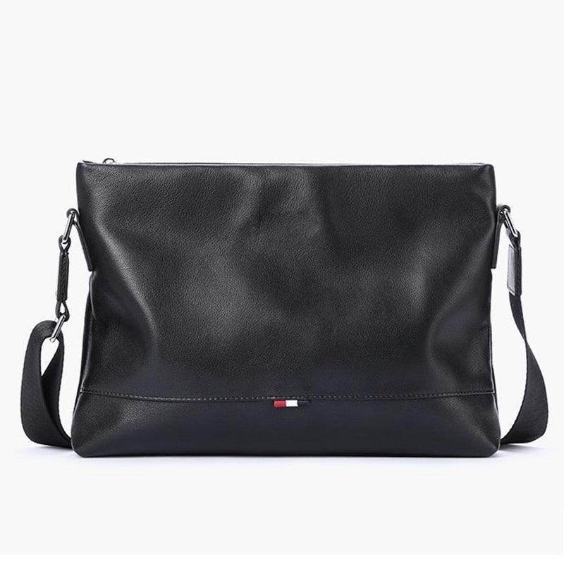 Stylish travel bag for men in black leather with adjustable shoulder strap and sleek design