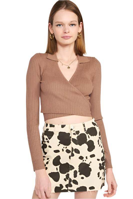 Emory Park stylish vacation crop top in brown ribbed fabric paired with a printed skirt