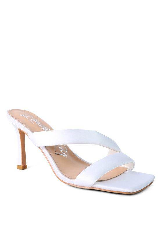 White stylish vacation heels with crossed straps and a elegant design for summer outings