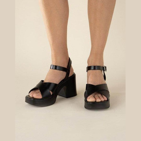 Fortune Dynamic stylish vacation sandals in black with a chunky heel and cross-strap design