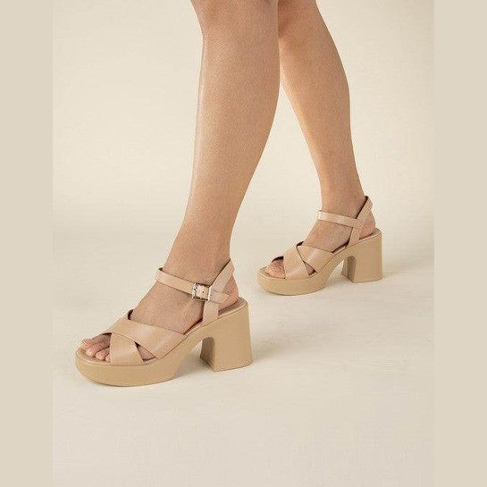 Fortune Dynamic stylish vacation sandals with cross straps and chunky heels for a chic summer look