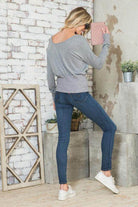 Stylish Vacation Tops Women in gray with a relaxed fit, paired with jeans and sneakers