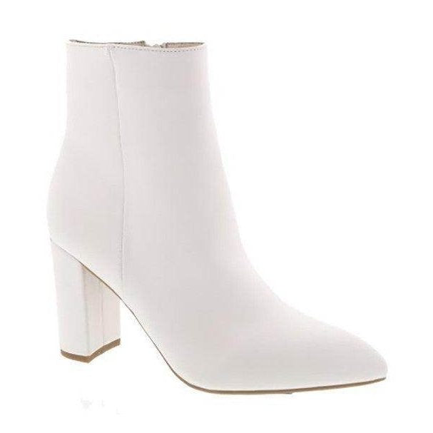 Stylish white boots for travel with a sleek design and block heels for comfort and elegance