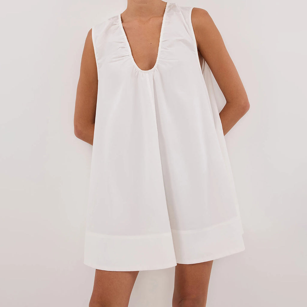 Women's white cotton dress for the summer, perfect for beach outings