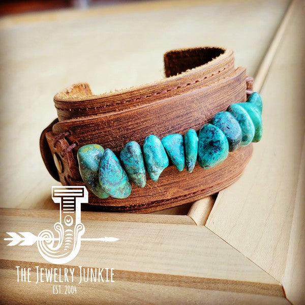 Leather cuff with natural turquoise in a stylish design for everyday wear