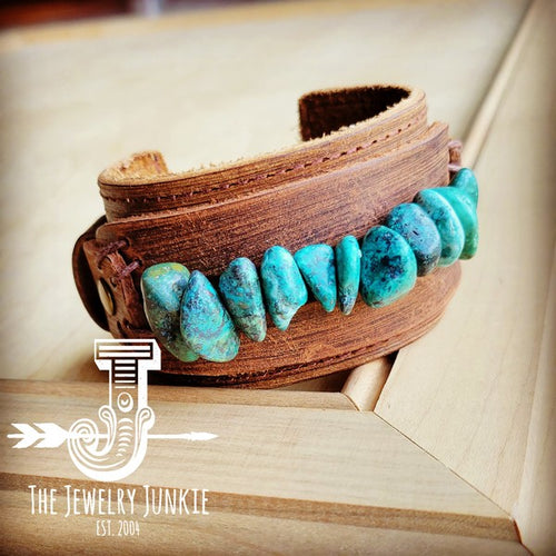 Leather cuff with natural turquoise in a stylish design for everyday wear