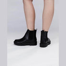 Fortune Dynamic vacation leather boots in black with a sleek design for stylish comfort